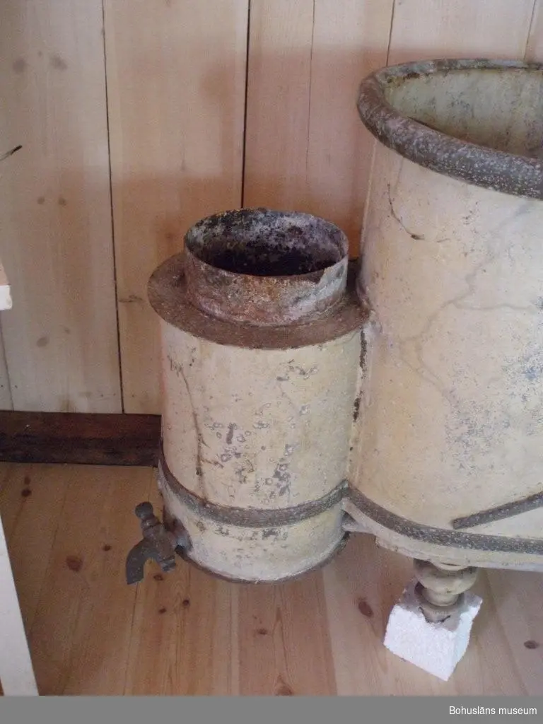 Badkar från sekelskiftet 1900, Gåsö, Bohuslän.
"Nyckhålsformad" förzinkad plåt, gulmålat marmorerat, med omvikt kant och svarvade ben av trä, ca 180 cm långt. 
Tvålkopp, tre avtappningshål varav två med korkar i. Två kryss stagar upp badkaret på respektive sidor. Karet är försett med uppvärmnings- (av järn) och avtappningsanordning (av mässing). Ett rökanslutnings-rör fattas.
Badkaret liknar en empiresoffa till formen. 
Korrosion och saltutfällning.