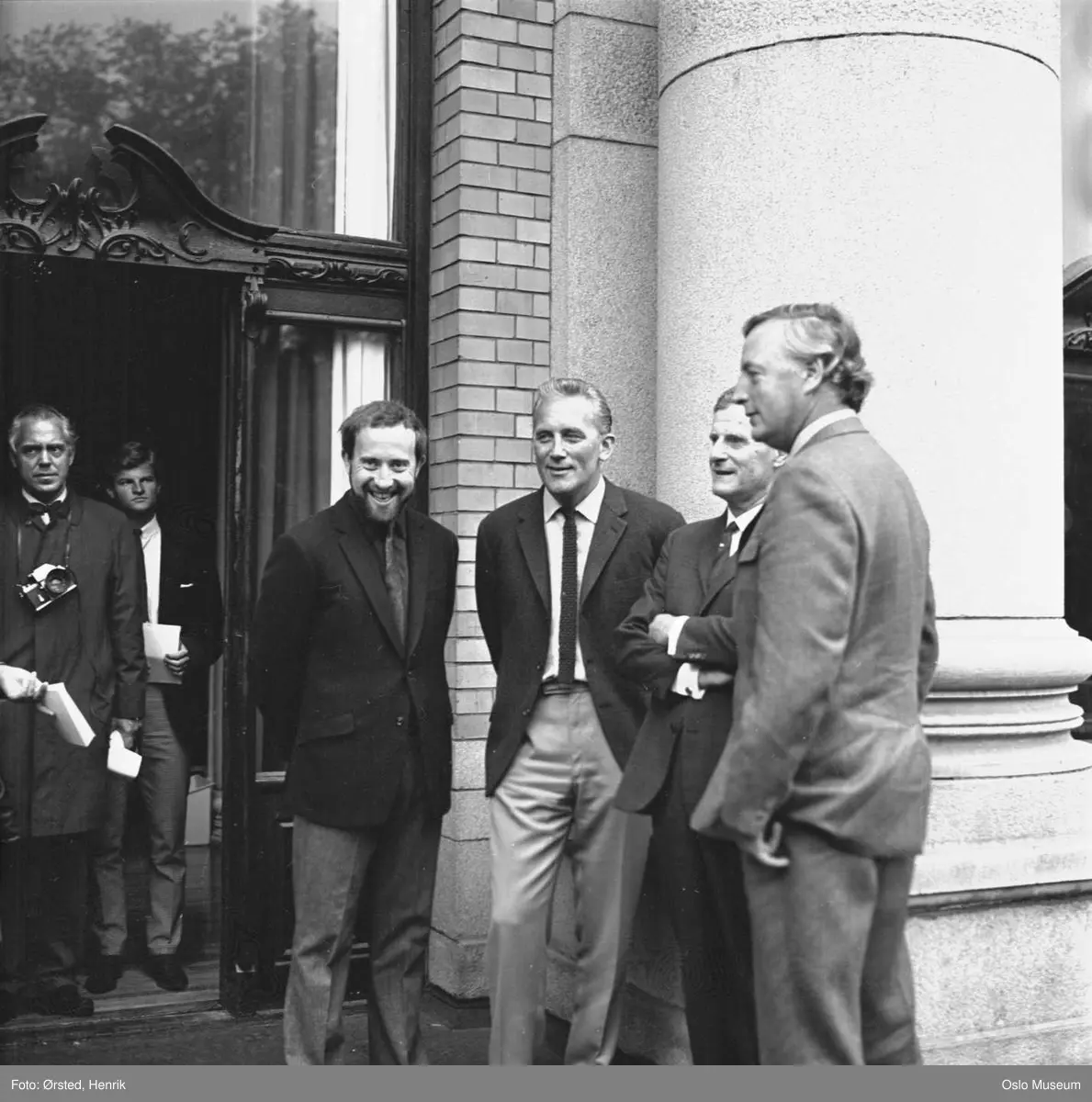 Nationatheatret, balkong, pressekonferanse etter sommerferie, menn, teatersjef, sceneinstruktører, journalist, pressefotograf