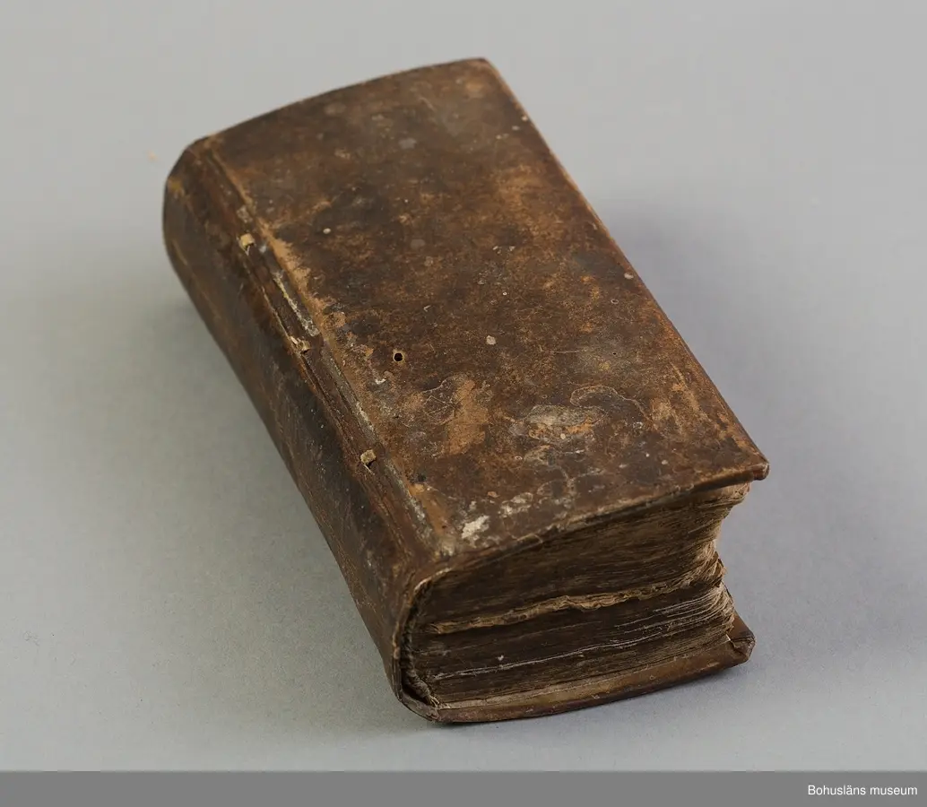 Originalupplaga tryckt i Stockholm 1647 hos Heinrich Keyser.
12:o., duodecimoformat,  (8), 258, (8) sidor. Nött helskinnsband. Oläslig namnteckning på pärmsidans insida tillsammans med täta anteckningar och årtalen 1659. Inlagan hårt skuren. Originalupplagans utvikbara plascher saknas.

Sammanbunden med Mårten Behms ( även Martin Böhme) (1559-1636) bok "Een ny och ganska nyttigh Läkiarebook om Häste Läkedomar" som är den andra på svenska tryckta boken om hästvård- och skötsel, utgiven 1648 i Stockholm hos samma tryckare. Behms bok ligger först i inbindningen.