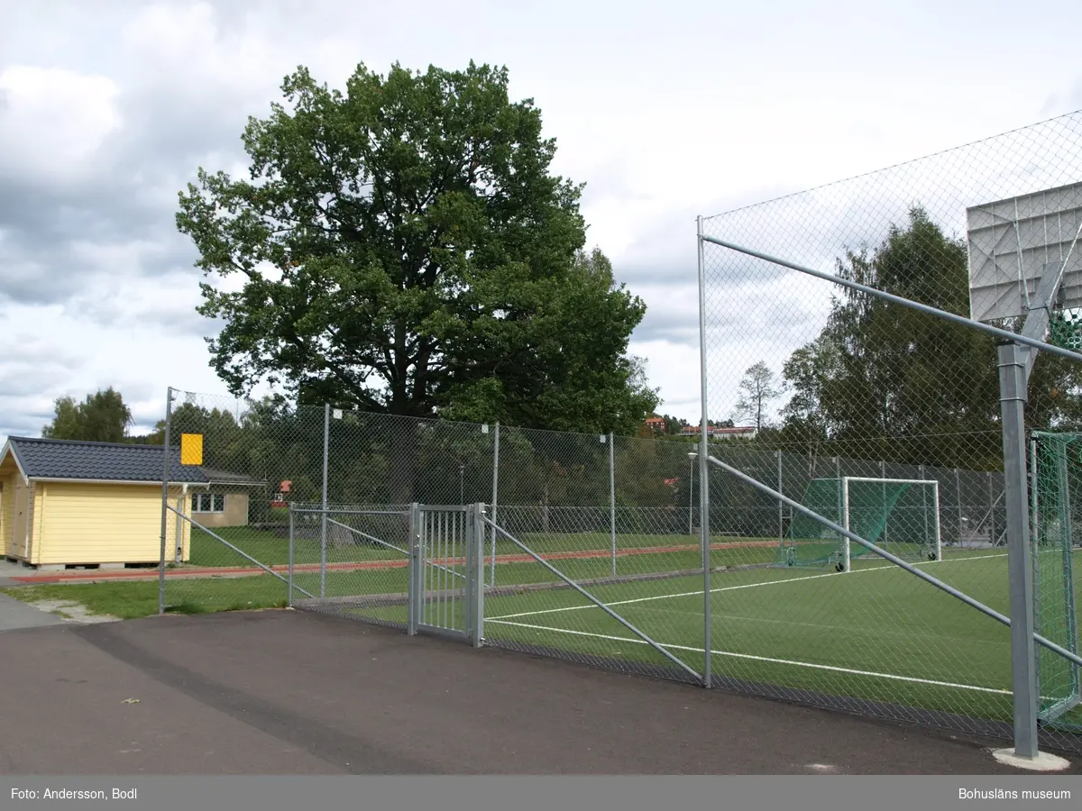 Den södra delen av Tältplatsen och området ner mot den tidigare järnvägsstationen Bengtsfors Västra är i dag fotbollsplan. Foto: Bodil Andersson, Østfoldmuseene/Halden historiske Samlinger.