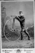 Alban Thorburn med sin höghjuling i Italien. Cykeln är av modellen The Howe Machine som tillverkades 1880-1882