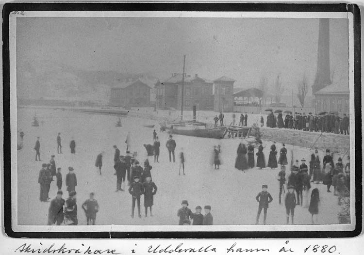 Text som medföljer kortet: "Skridskoåkare i Uddevalla hamn år 1880".