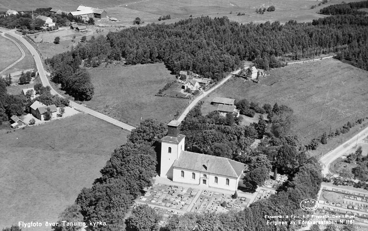 Enligt AB Flygtrafik Bengtsfors: "Tanum Bohuslän".
Enligt text på fotot: "Flygfoto över Tanums kyrka".