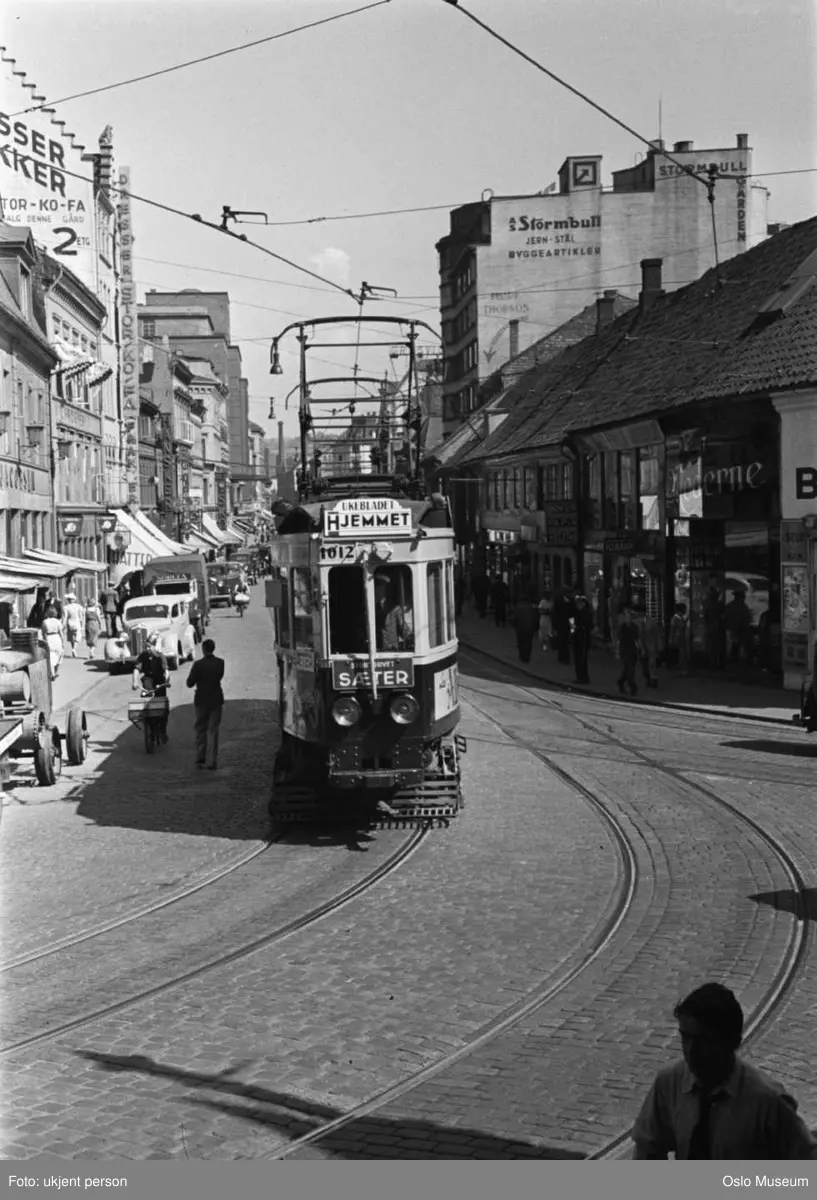 gateløp, trikk, forretningsgårder, gavlreklame, mennesker, gateliv
