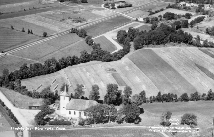 Enligt AB Flygtrafik Bengtsfors: "Röra Bohuslän".
Enligt text på fotot: "Flygfoto över Röra kyrka, Orust".