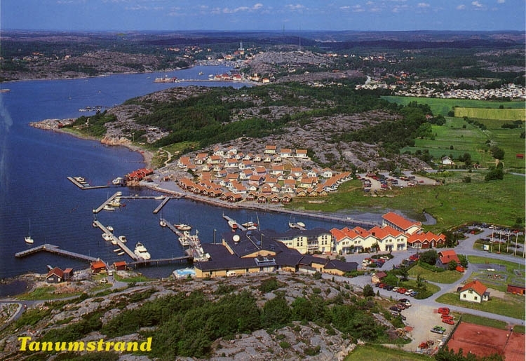 "Tanumstrand. Den populära turist-och konferansanläggninen Tanumstrand".