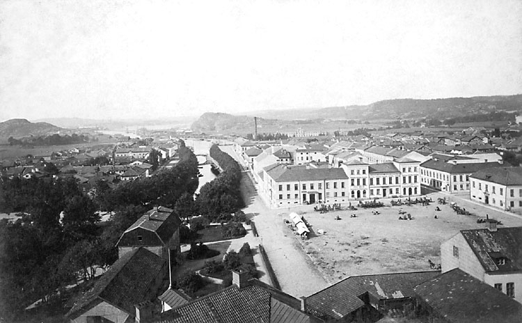 Stämplat på baksidan: "Hjalmar Zachau, Uddevalla."
Stämplat på baksidan: "Robert Lindahl Atelier. Uddevalla."