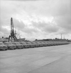 Fartyg M/S KRISTINA THORDÉN i Uddevalla hamn lastar bilar ti