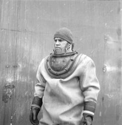 Dykaren Nils Andersson, från personaltidningen "Varvet och V