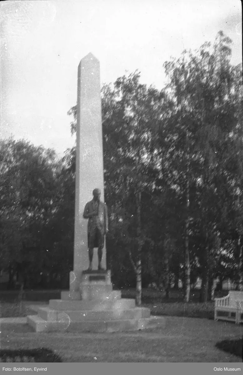 minnestøtte, portrettstatue
