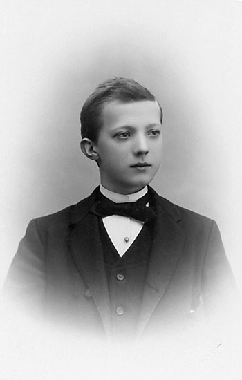 Stämpel på framsidan: "Falk, Karlshamn, Filial: Hoby."
Inpräglar på fotot: "1905."