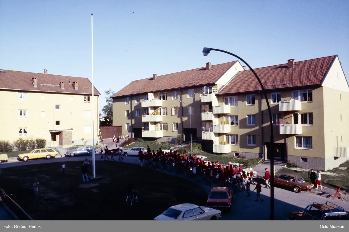 boligblokker, hage, 17. mai-feiring, flaggheising, Karlsrud skoles musikkorps, biler