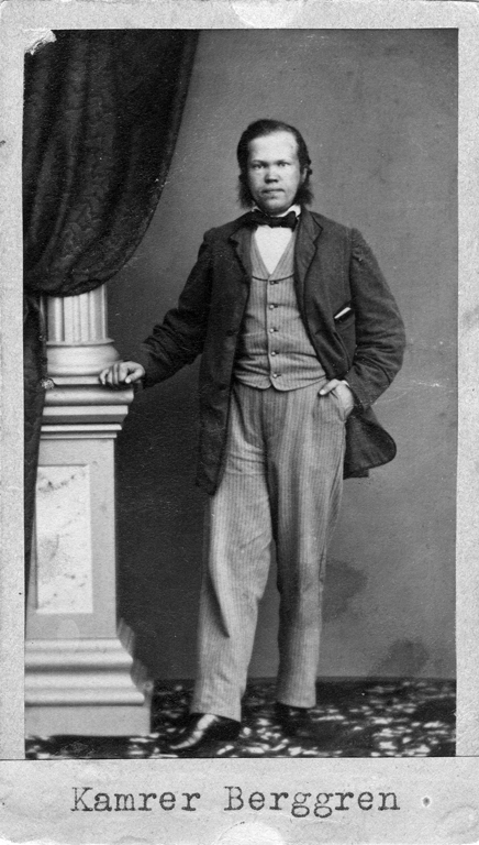 Text på kortets baksida: "Kamrer Bernhard Berggren. F. i Vitsand 15/6 1837 d. 21/11 1905. S.F. 1870-76".