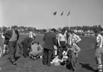 Skadade fotbollsspelare på  I.F.K.-match, Edsborgs idrottsplats, Trollhättan