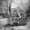 En stunds vila på en parkbänk i Hasselbacken, Uddevalla, vårdag i maj 1947