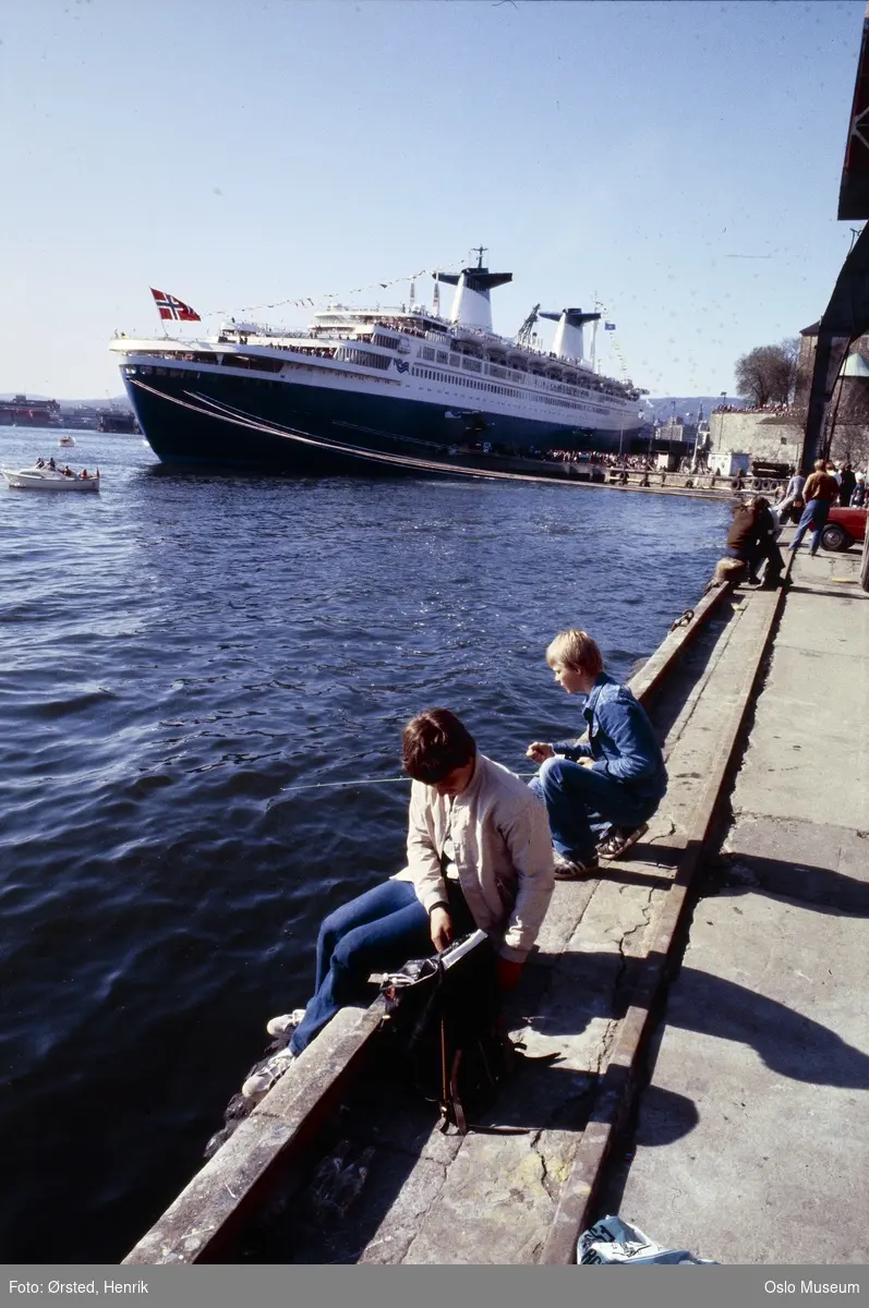 bryggekant, gutter, fiske, cruiseskip S/S Norway