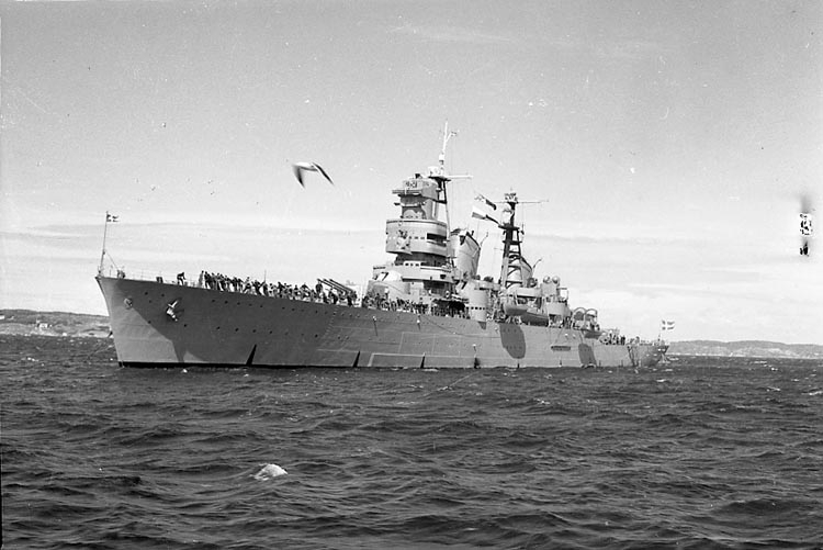 Pansarkryssaren  HMS Tre Kronor som ankrat på Byfjorden
