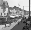 Trängsel i kön till Jörnstedts realisation i Uddevalla, juli 1950
