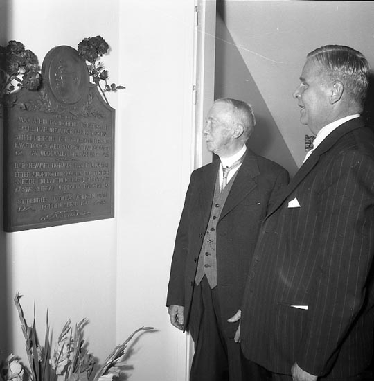 Invigning av Dahlgrenska Skolhemmet sept 1955
Till vänster står arkitekten o skulptören Arthur Brattberg som utformat minnestavlan, till höger Einar Dahl, ordf. i stadsfullmäktige