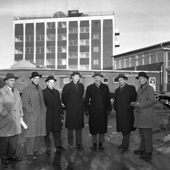 Enligt notering: "Gäster från Östersunds stad besöker den nya verkstadsskolan 3/2 -58".