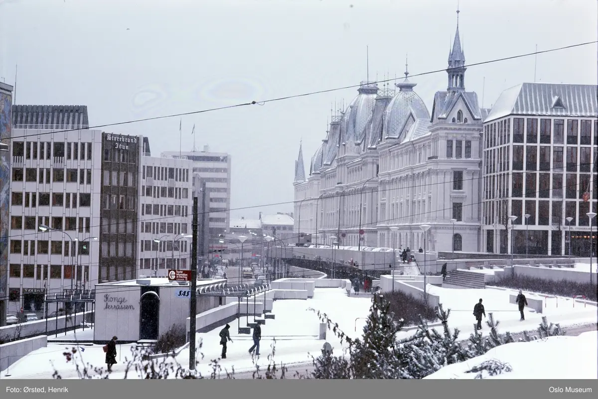 Kongeterrassen, kontorbygninger, Victoria terrasse, Vikaterrassen, mennesker, snø