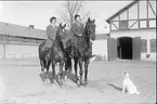 Fru Hedvig Odelberg, maka till ryttm Wilhelm Odelberg, rider ut på en ridtur tillsammans med en väninna.