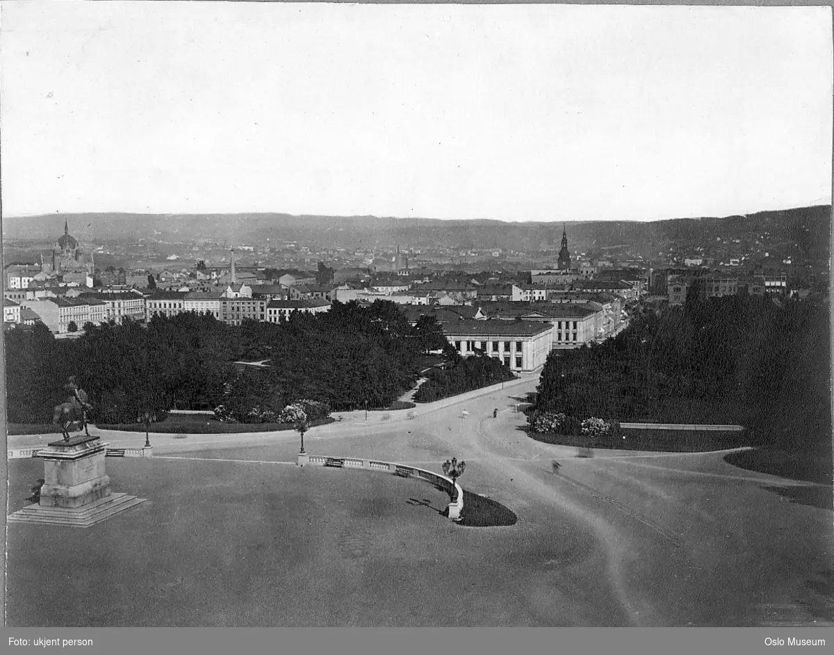 utsikt nordøst, plass, rytterstautue, park, Universitetet, bygårder, Stortingsbygningen, Trefoldighetskirken, Vår Frelsers kirke