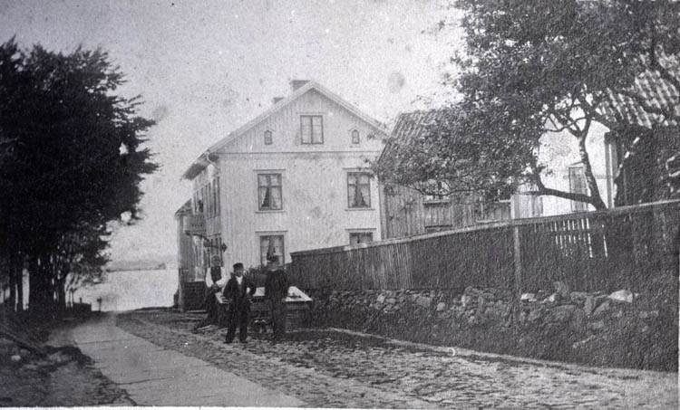 Långgatan efter ett gammalt foto, avfotograferat av Olle Ahnström 1930. 1 st. Kopierat.