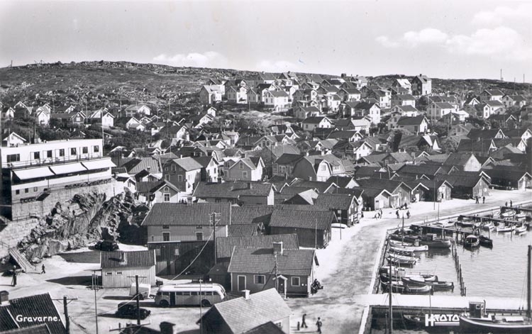 Tryckt text på kortet: "GRAVARNE".
Noterat på kortet: "Från Bäckevikskullen mot s. slutet av 1930-t. Hamnens utbyggnad 
klar i inre delen, påbörjades 1935 klar 1939. Högst upp på Tjuvsundsberget i bakgrunden byggdes 1940 ett vattentorn. Kungshamnshotell t. v. byggt 1937".