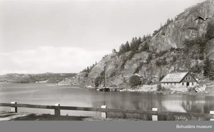 Tryckt text på kortet: "Kloster, Dragsmark".
"Ensamrätt & Foto O Lilljeqvist, Dals långed".
"Förlag: Firma John Hennings Efter. Dragsmark".
Noterat på kortet: "DRAGSMARK SN SKAFTÖ (BOKENÄSET) Kortet köpt 7.8.1954"
"UTSIKT ÖSTER, ÖVER RÖRBÄCKSKILEN".