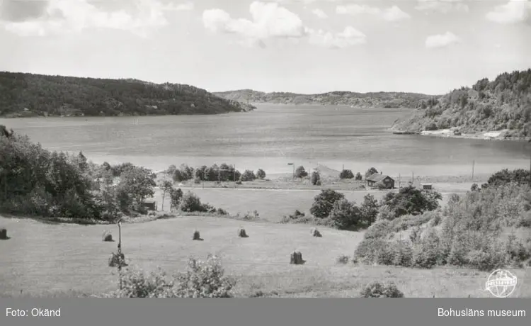 Tryckt text på kortet: "SALTKÄLLAN".
Noterat på kortet: "SALTKÄLLAN FOSS SN.". "UTSIKT MOT VÄSTER, ÖVER SALTKÄLLEFJORDEN".
"Kortet köpt 2.10.1955".