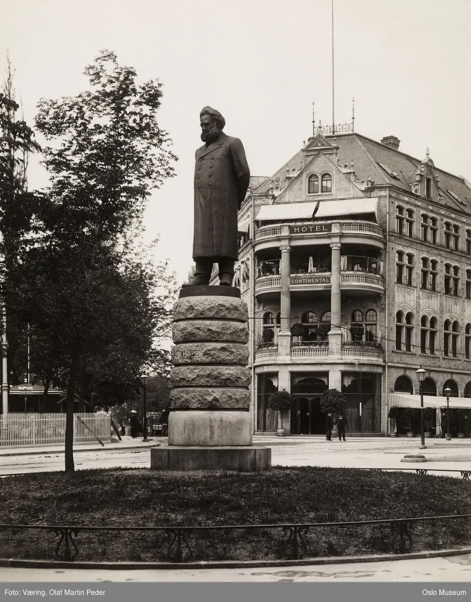 portrettstatue, Hotel Continental, Theatercaféen