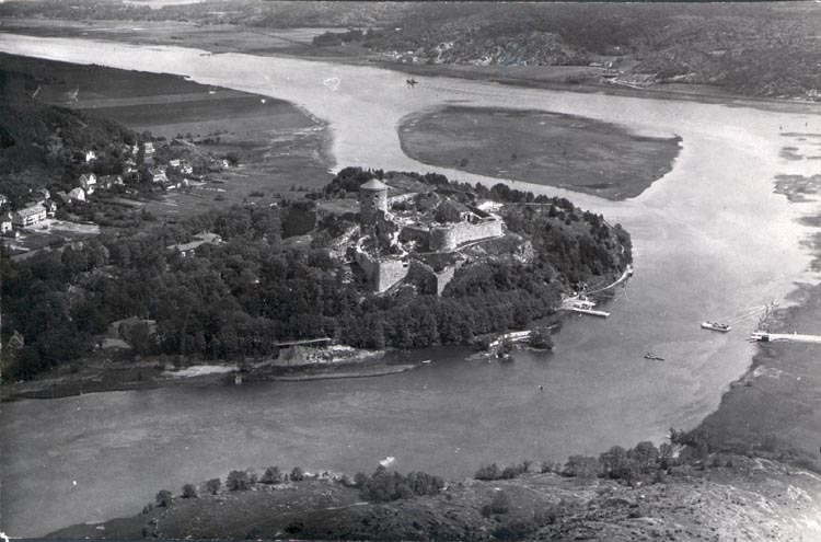 Tryckt text på kortet: "Flygfoto OSCAR BLADH Stockholm. Copyight. Reproduktion utan medgivande beivras. Enligt gällande bestämmelser skall vid Reproduktion av detta fotografi följande text anbringas. Flygfoto Oscar Bladh. N:o K 196".
Noterat på kortet: "Bohus Kungälv".