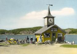 Vykort. "Lyckorna. Klockhuset".
"Förlag: A/B H. Lindenhag, G