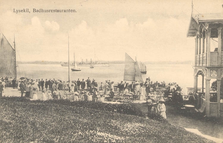 Tryckt text på kortet: "Lysekil, Badhusrestauranten."
"Albert Wallins Bokhhandel."