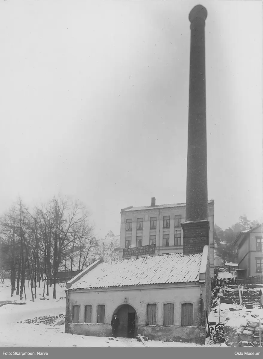 Olsen & Jensens smie og maskinverksted, mann, skorstein, bygård, trehus, snø