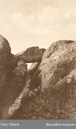 Tryckt text på kortet: "Lysekil. Nålsögat."
"Lysekils Pappers & Musikhandel, Gerda Ohlsson."