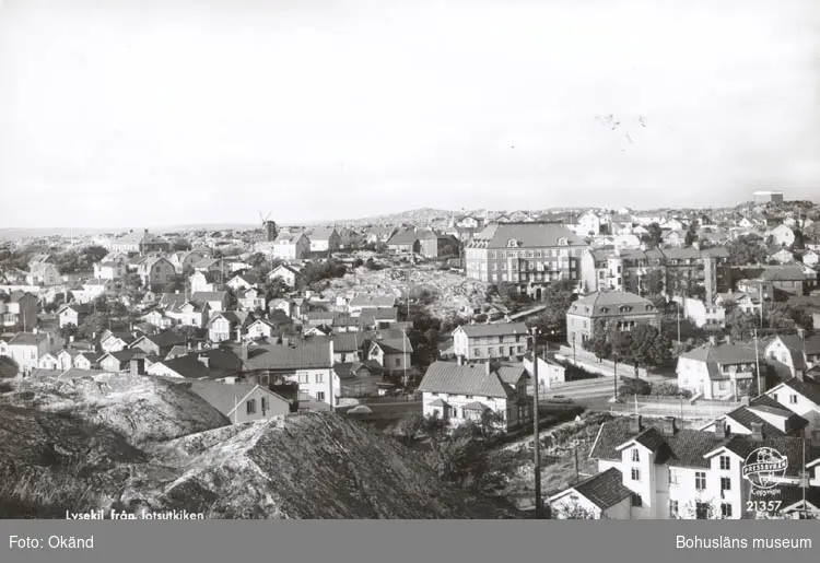 Tryckt text på kortet: "Lysekil från lotsutkiken."
