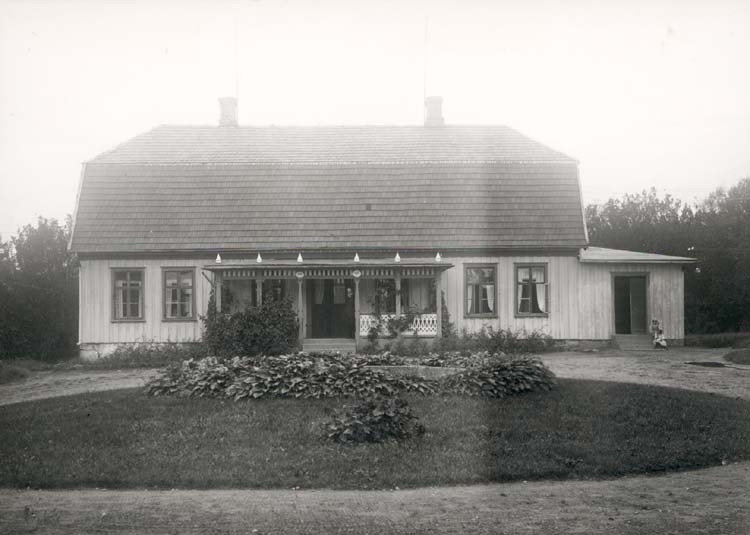 Tryckt text på kortet: "Blomsholm."
"Foto ( C6) Dan Samuelson 1924. Köpt av dens. Dec 1958."