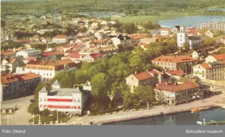 Tryckt text på kortet: "Flygfoto över Strömstad." 
"Förlag: AB Hagströms Pappersaffär, Uddevalla."