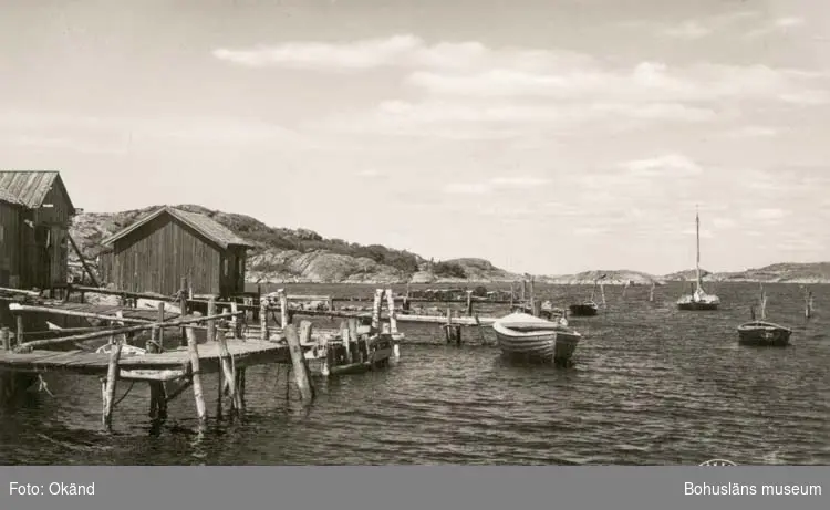 Tryckt text på kortet: "Strömstad. Nord-Koster. Sjöbodar."
"Foto & Ensamrätt: A/B Almqvist & Cöster, Hälsingborg."
"Förslag: Th. Nilssons Eftr. Musik & Pappershandel, Fotomagasin, Strömstad."