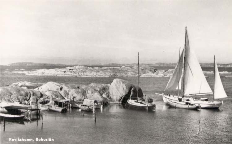 Tryckt text på kortet: "Kovikshamn, Bohuslän."
"Förlag: Olof Lidhall, Harestad. "