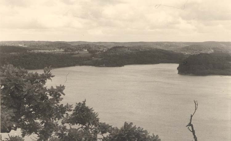 Noterat på kortet: "Börs Flog Stenungsund."
"Utsikt ö. St. Hällungen."