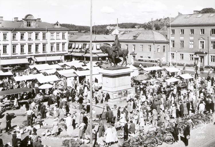 Vykort. "UDDEVALLA. Kungstorget"