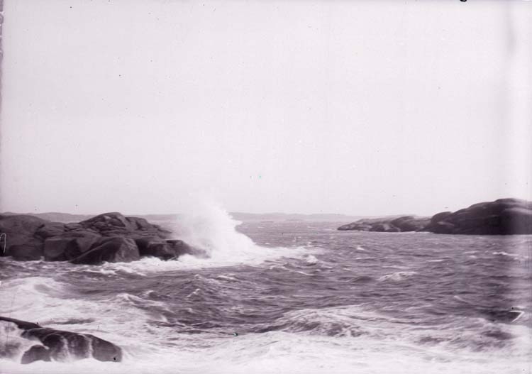 Enligt text som medföljde bilden: "Lysekil, Bränningar vid Stångehuvud 6/10 1901."