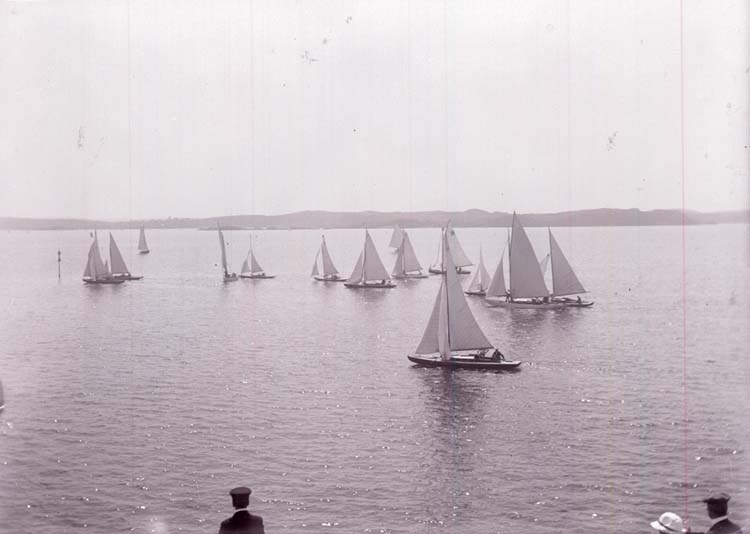 Enligt text som medföljde bilden: "Kappsegling 1913".