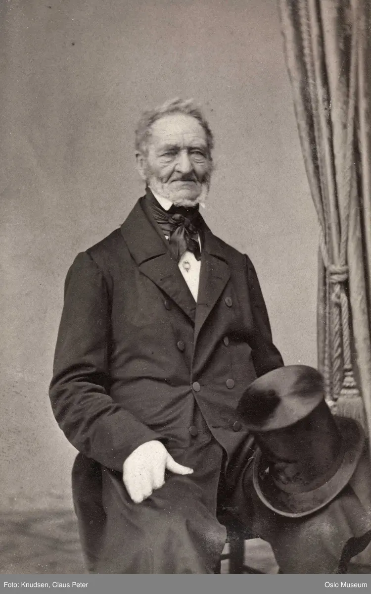portrett, mann, kjøpmann, flosshatt, sittende knefigur