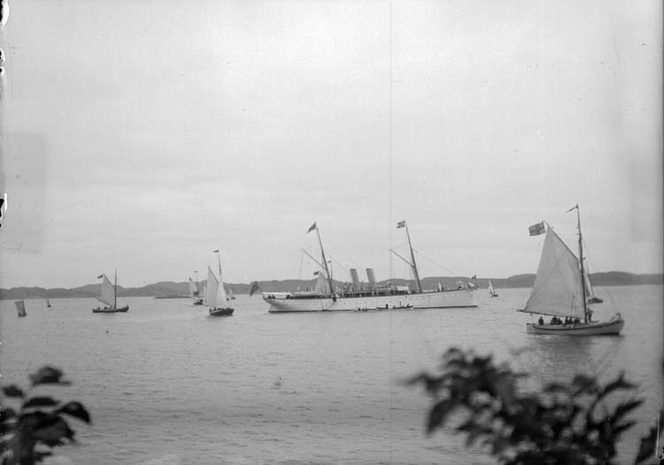 Enligt text som medföljde bilden: "Lysekil. Vid H.M. Konungens ankomst 2/8 1902."