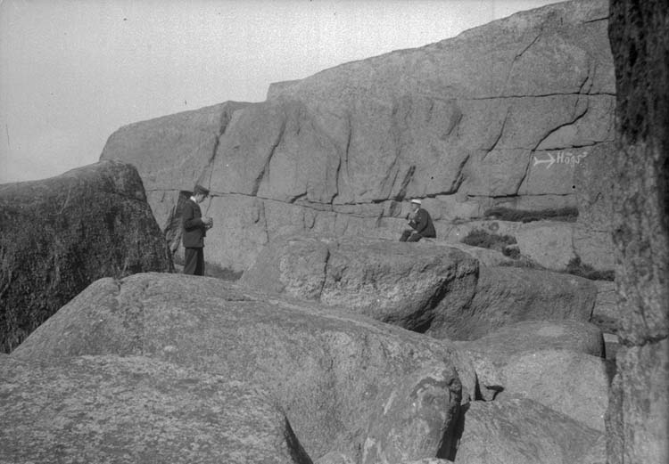 Enligt text som medföljde bilden: "Eric o. Calle i Lysekil, Valhall 17/9 1899".