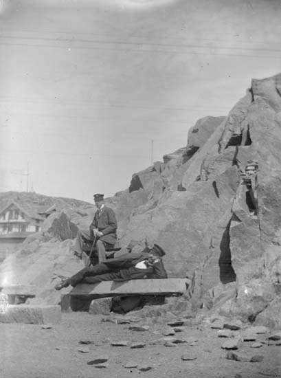 Enligt text som medföljde bilden: "Lysekil Lafqvist och Calle vid Carlavägen 1898".